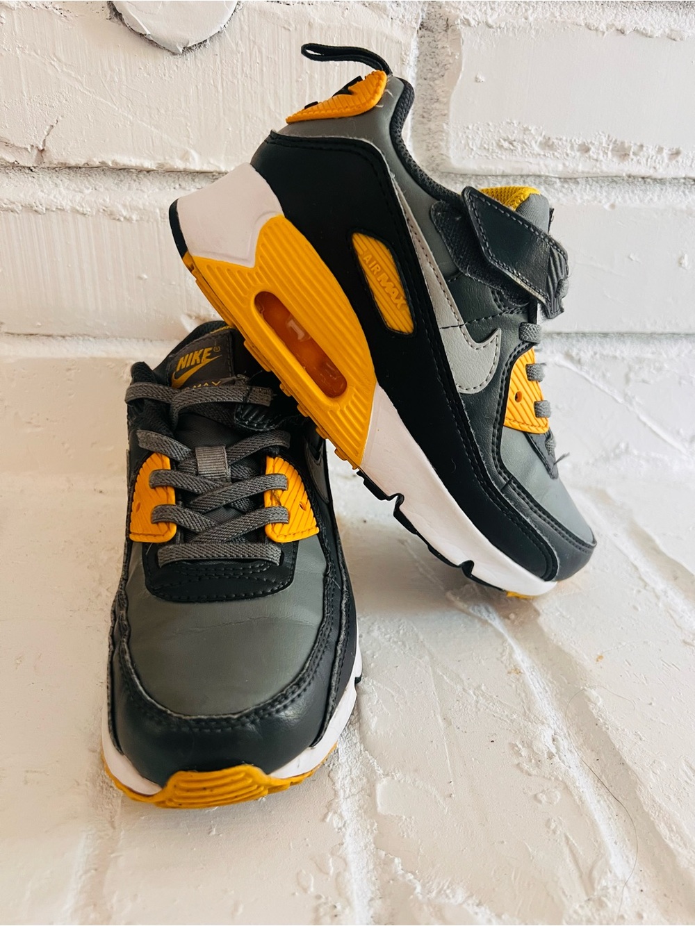 Nike Kids Gray, size 1Y Athletic Sneakers